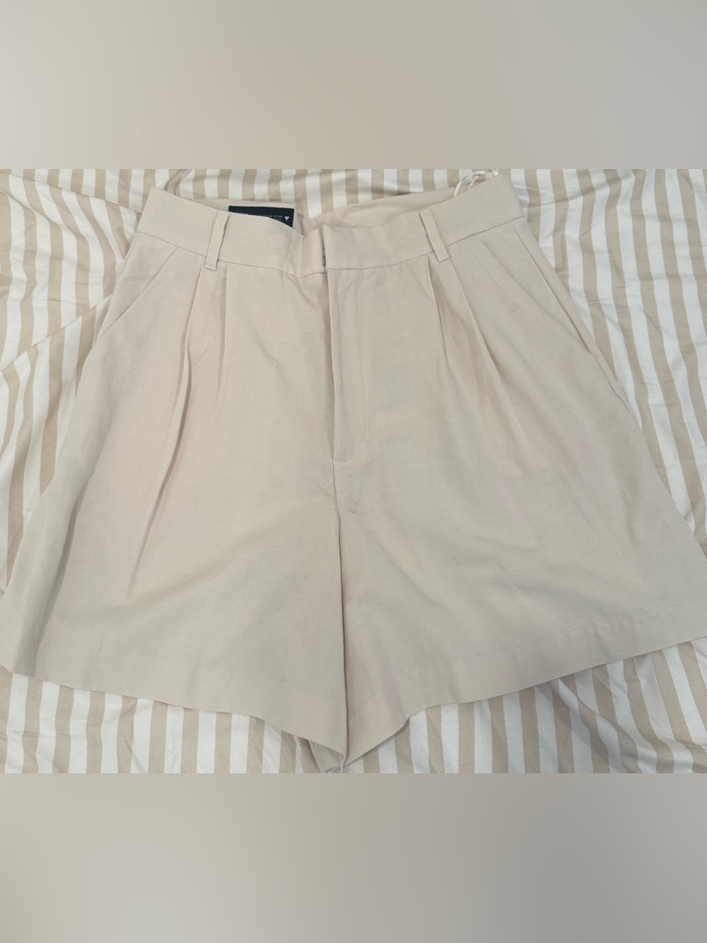 Zara High-Waist Pleated Shorts in Light Cream